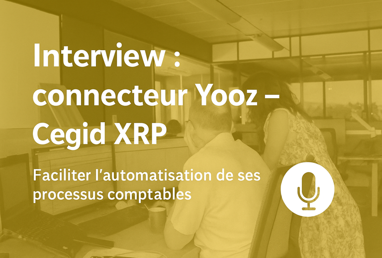 Deux collaborateurs en discussion autour d’un écran dans un open space, illustrant l’intégration entre Yooz et Cegid XRP pour automatiser la gestion comptable.